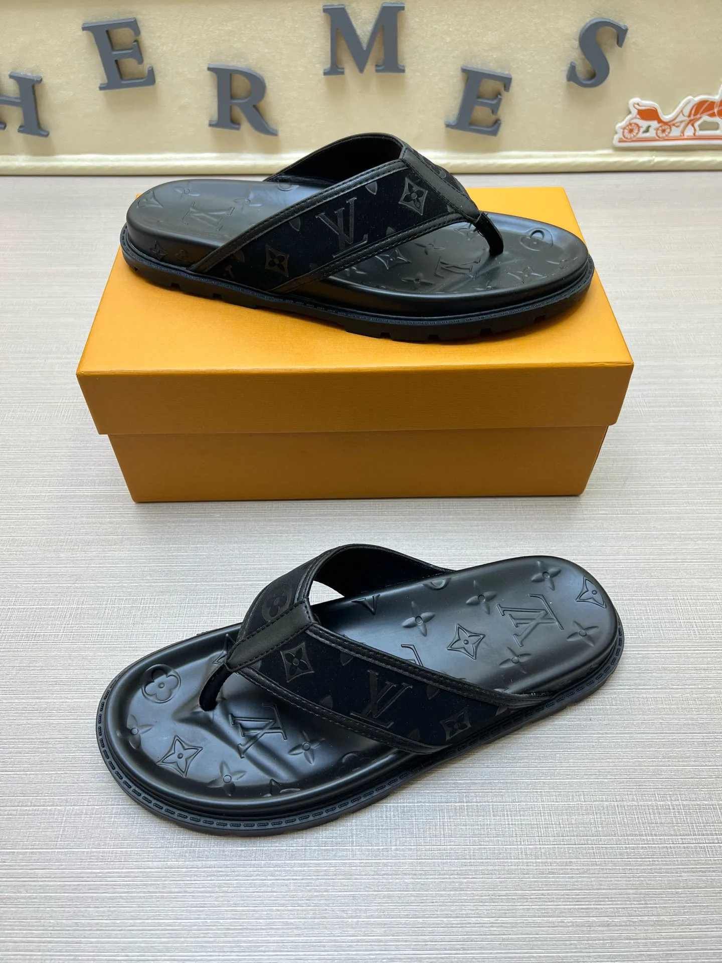 P270🏆Louis Vuitton 🏆[Louis Vuitton] Spring/Summer 2025 [Men's Flip Flops] 🎯🎯As an active family in the fashion industry ⭐ Lv is characterized by bold innovation ⚡Create this casual business style for Chinese fashionable men ✨The fabric is made of imported high-grade cowhide 🔥 Clean and neat ⚡Fashionable and elegant🌹Breathable, sweat-absorbent and deodorant👈So luxurious, high-end and domineering. 👍Must be sold if you repost the picture. Number of yards: 38--46. Color: 🎉 For large quantities. Welcome to repost.
